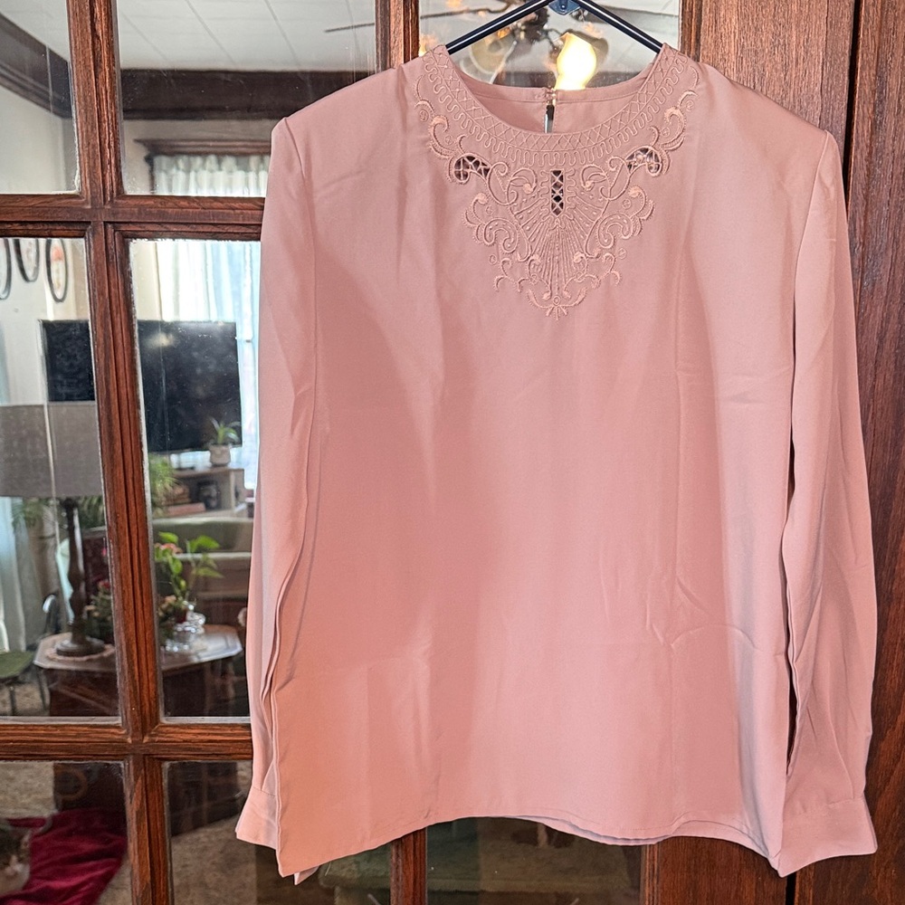 Claudia Richard Tan Size 8P Embroidered Top‎
